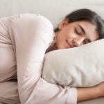 Mujer durmiendo sobre su almohada
