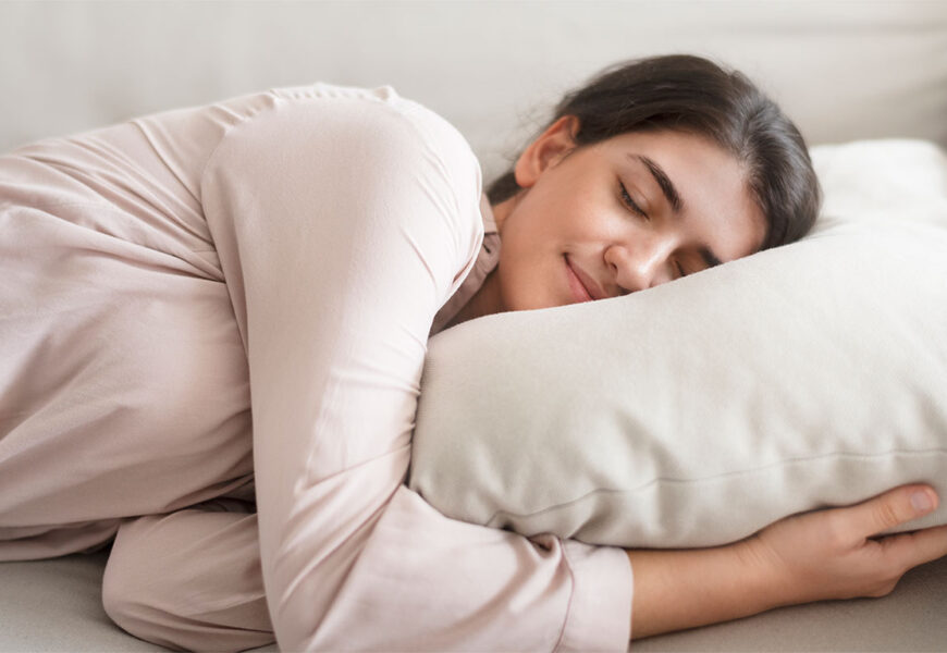 Mujer durmiendo sobre su almohada