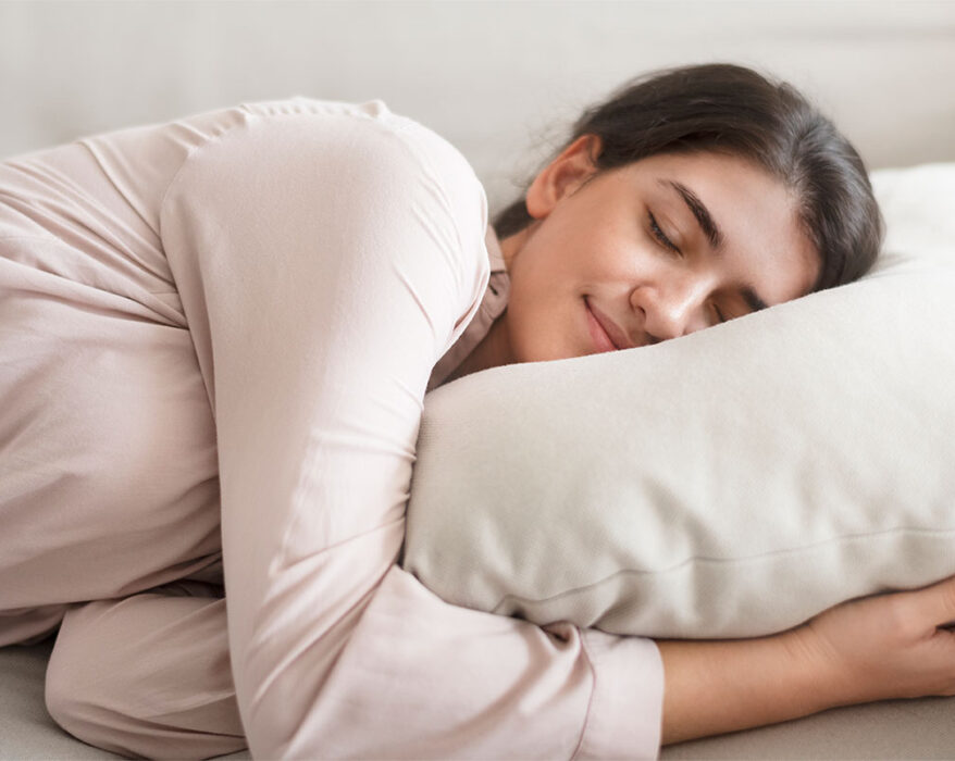 Mujer durmiendo sobre su almohada