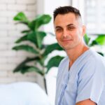 Hombre contento sobre su cama
