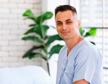 Hombre contento sobre su cama
