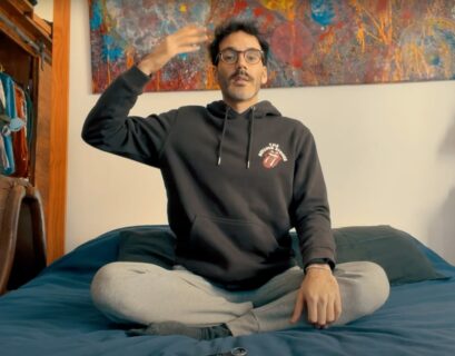 Hombre sentado en su cama explicando