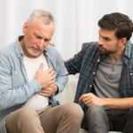 Hombre adulto con ataque al corazón y un hombre joven cerca de él