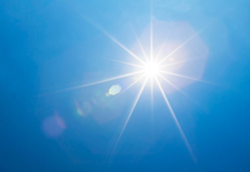 Cielo azul con sol brillando