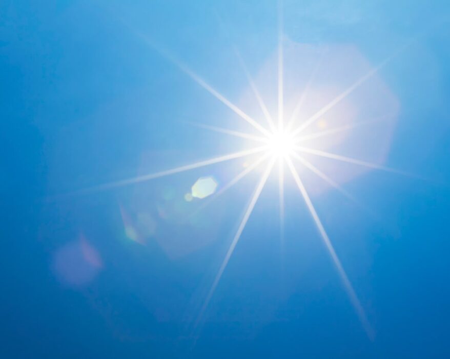Cielo azul con sol brillando