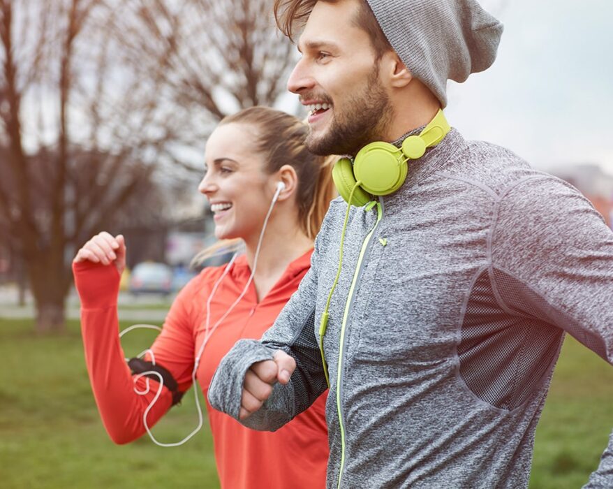 Hombre y mujer haciendo ejercicio