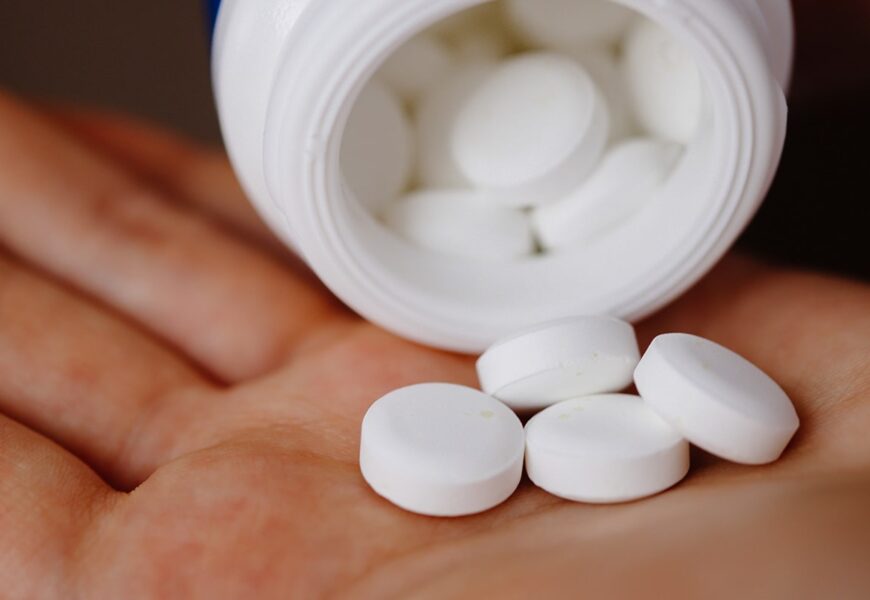 Mano con pastillas blancas