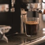 Máquina de café sirviendo café en una taza