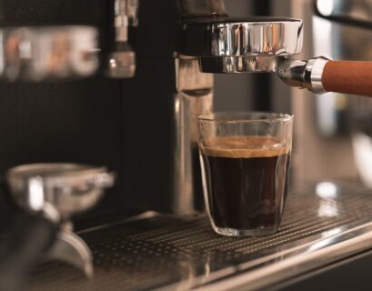 Máquina de café sirviendo café en una taza