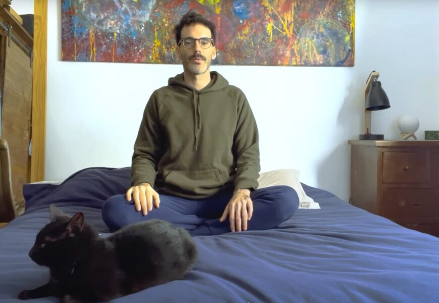Hombre sentado en su cama meditando