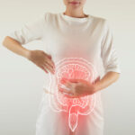 Mujer con intestino digital resaltado