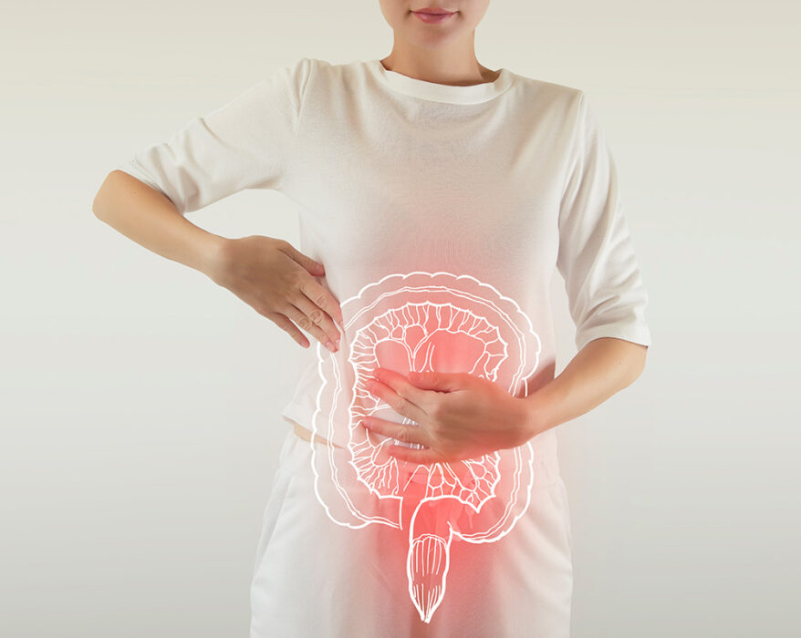 Mujer con intestino digital resaltado