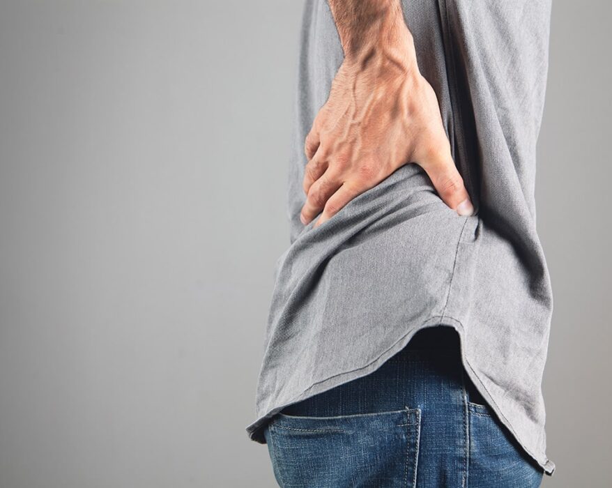 Hombre con dolor de riñones