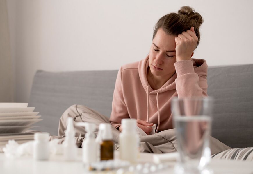 Mujer enferma con dolor de cabeza
