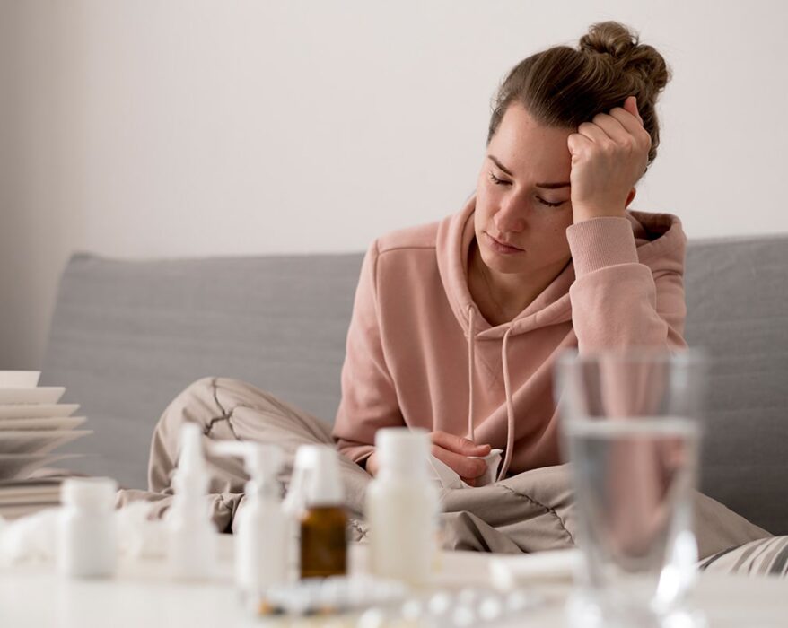 Mujer enferma con dolor de cabeza