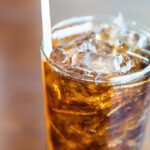 Vaso de vidrio con refresco dentro