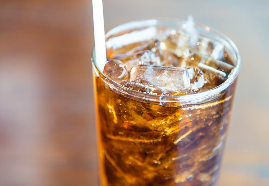 Vaso de vidrio con refresco dentro