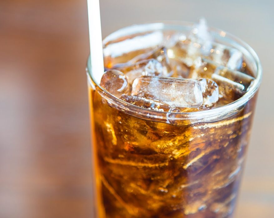 Vaso de vidrio con refresco dentro
