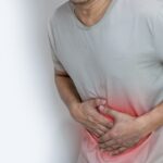 Hombre sufriendo dolor abdominal