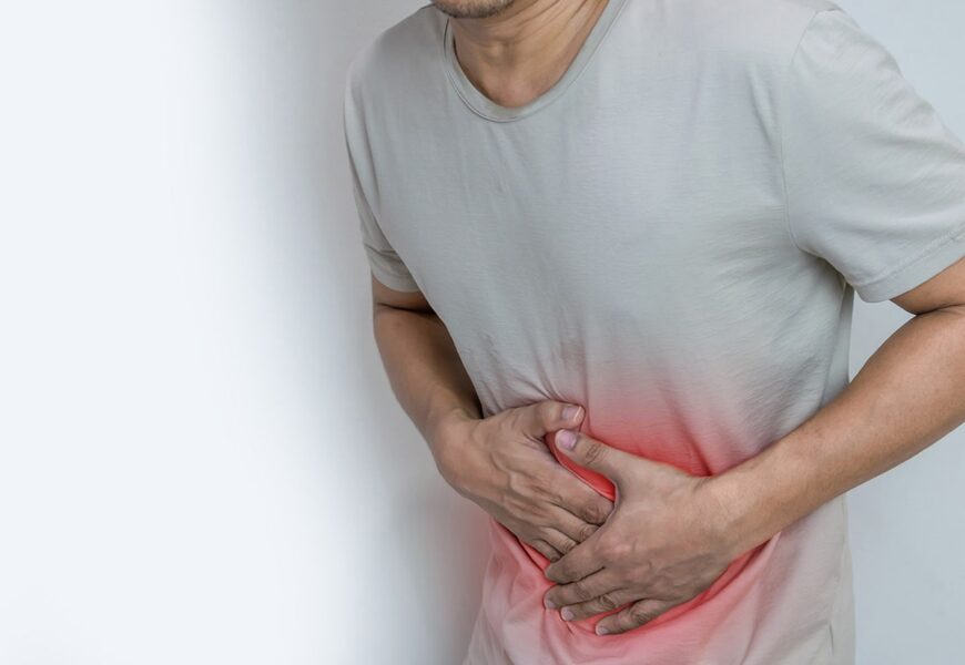 Hombre sufriendo dolor abdominal