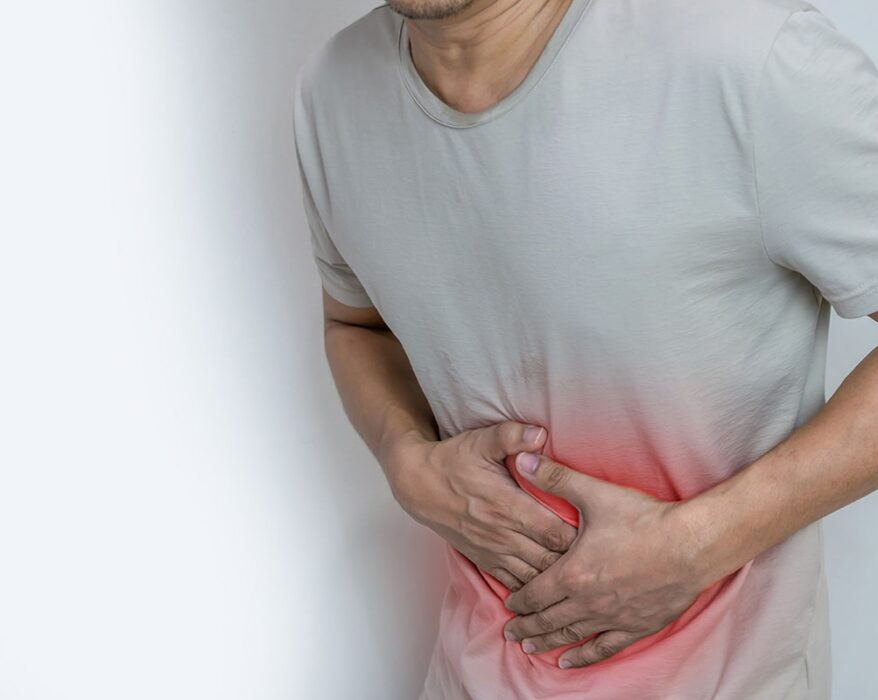Hombre sufriendo dolor abdominal