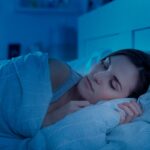 Mujer durmiendo en la noche