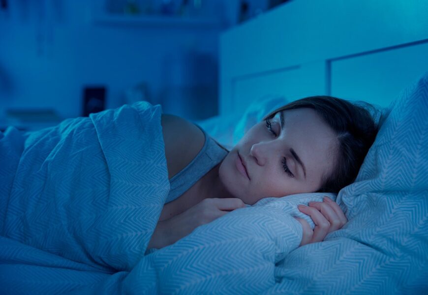 Mujer durmiendo en la noche