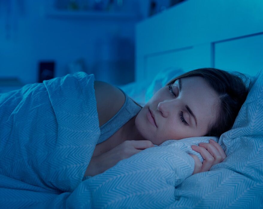 Mujer durmiendo en la noche