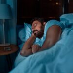 Hombre durmiendo en su cama