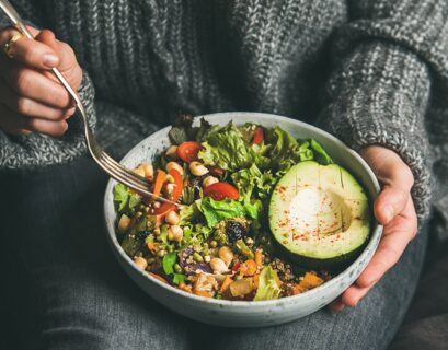 Mujer comiendo ensalada
