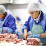 Mujer cortando carne