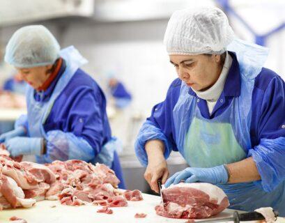 Mujer cortando carne