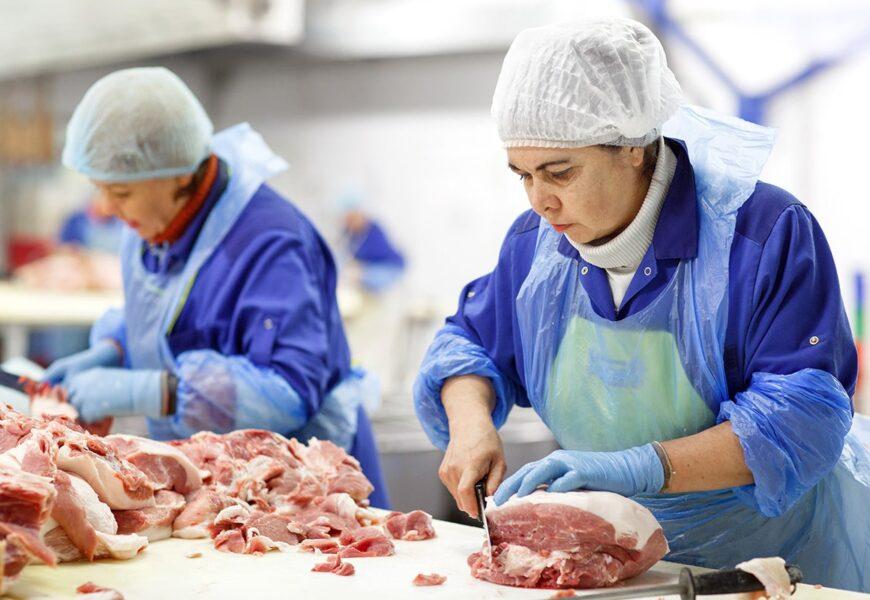 Mujer cortando carne