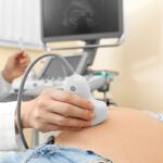 Médico haciendo una ecografía a una mujer embarazada
