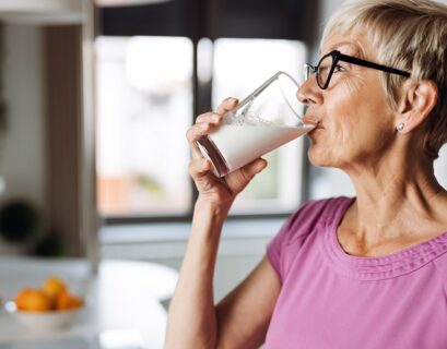 Mujer mayor tomando un vaso de leche