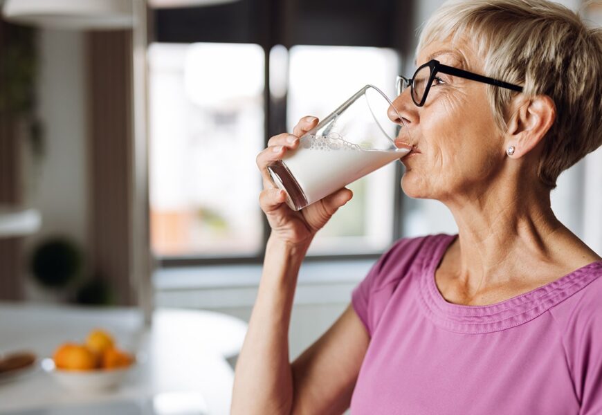 Mujer mayor tomando un vaso de leche