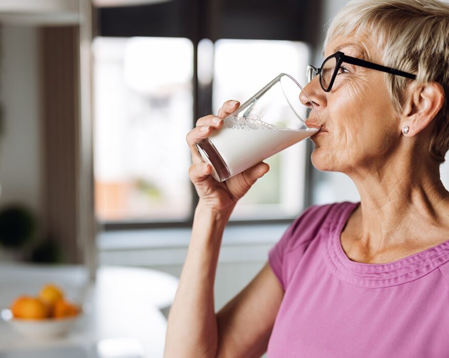 Mujer mayor tomando un vaso de leche