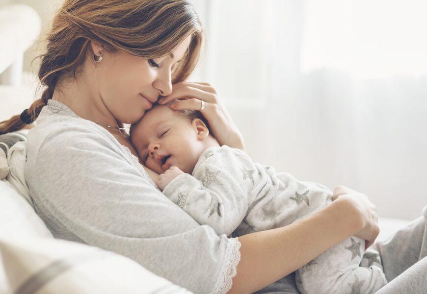 Madre cargando amorosamente a su bebé