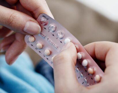 Mujer con blister de pildora anticonceptiva