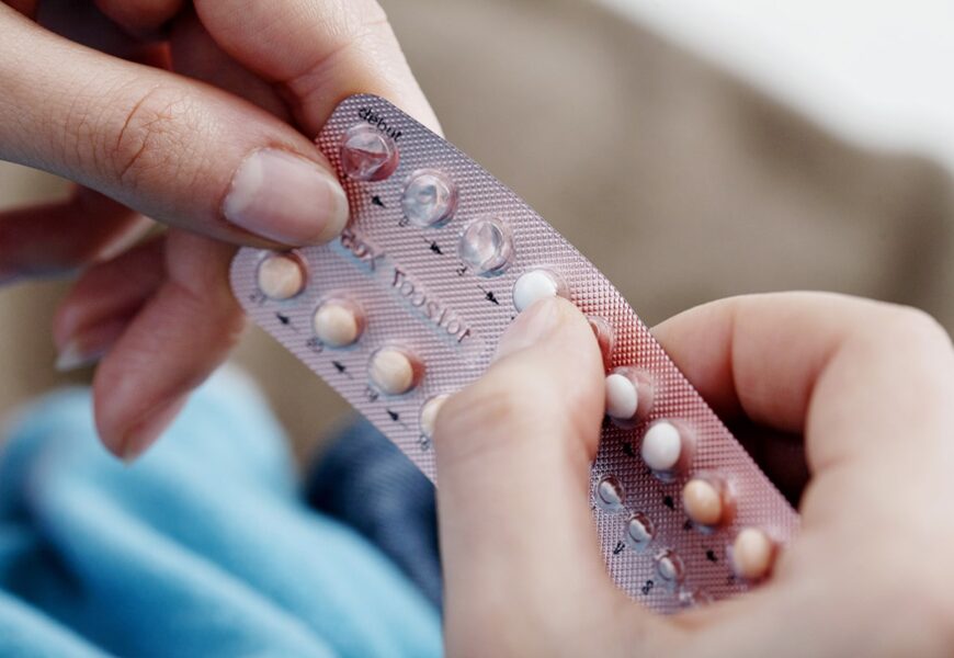 Mujer con blister de pildora anticonceptiva