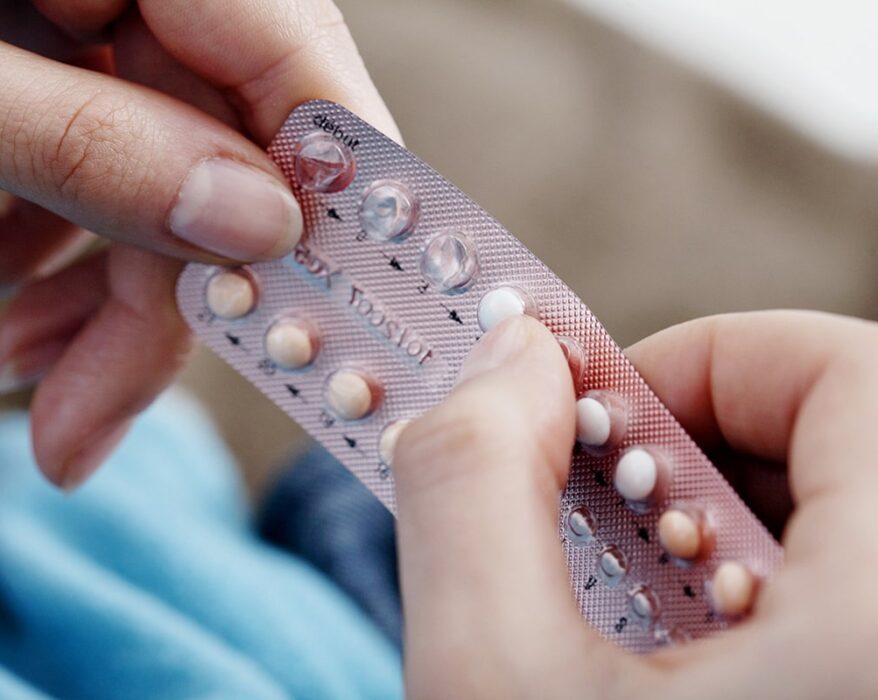 Mujer con blister de pildora anticonceptiva