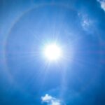 Sol en un cielo azul