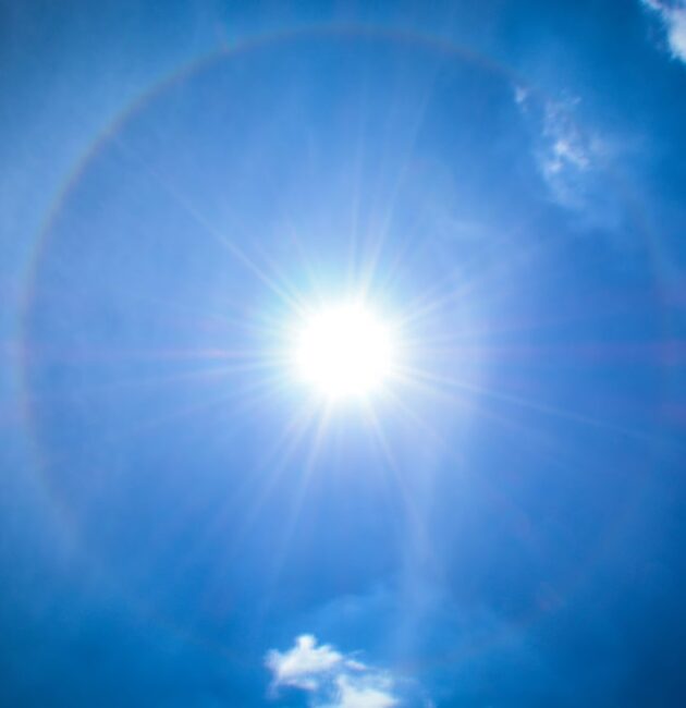 Sol en un cielo azul
