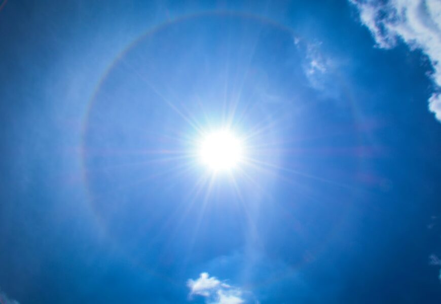 Sol en un cielo azul
